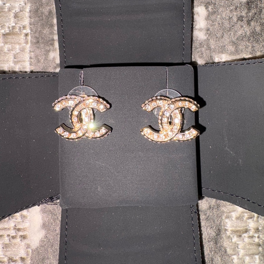 CHANEL Gold and pearl Logo Earrings - Picture 5 of 11
